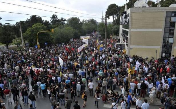 Manifestations en Grèce contre la fermeture des chaînes publiques