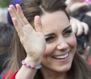 Kate Middleton porte elle aussi un bracelet Rainbow Loom