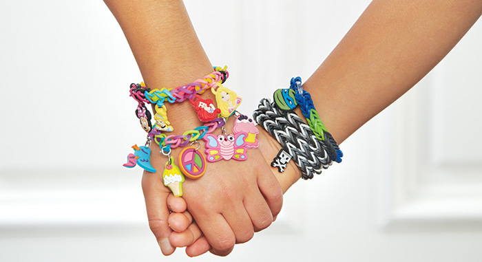 Rainbow Loom : La nouvelle mode des bracelets élastiques pour enfants et ados