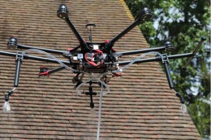 Drone Spray pour nettoyer les toitures par Drone Volt